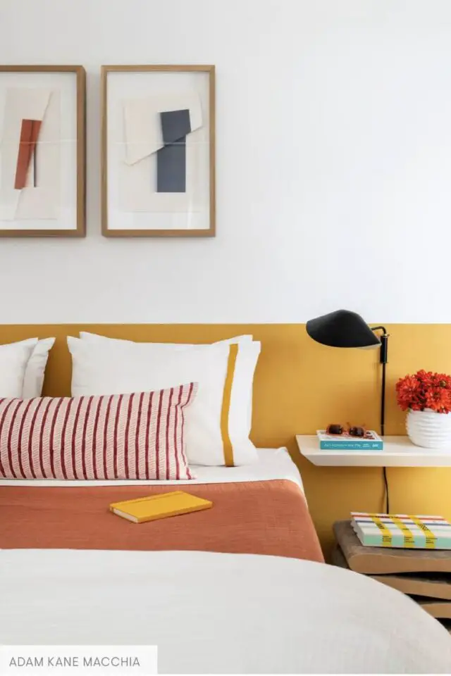 décoration simple et moderne petite chambre adulte chaleureux soubassement peint jaune décoration murale originale linge de lit corail rose et rouge 