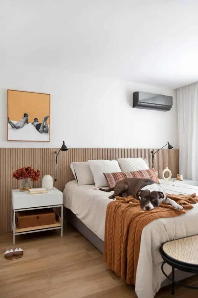 chambre à coucher simple et moderne décoration bois soubassement panneau mural tasseau lit gris table de chevet banche banc bout de lit cannage 