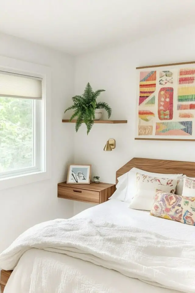 idée déco petite chambre adulte simple et moderne tête de lit en bois étagère murale au dessus de la table de nuit tenture colorée bohème store pour la fenêtre 
