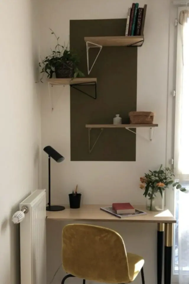 inspiration petite chambre simple et moderne bureau pan de mur déco murale peinture et étagère pas encombrant 