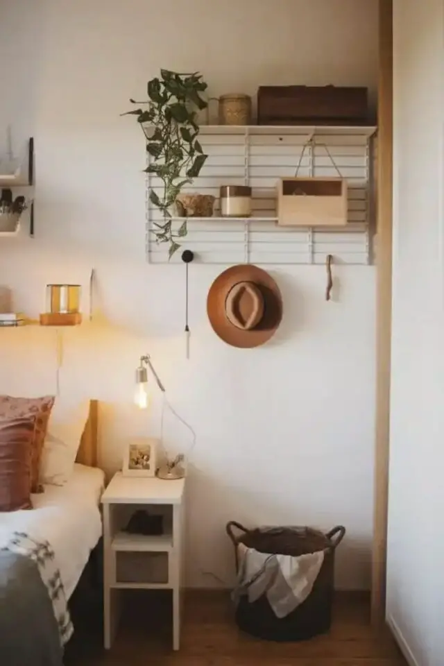 Déco et rangement mural modulable idée petite chambre à coucher simple et moderne 