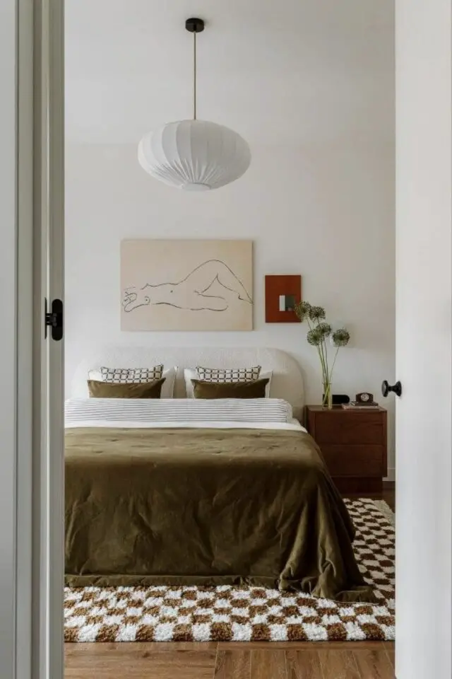 déco petite chambre simple chic et moderne tapis damier décor mural épuré couleur lit kaki 