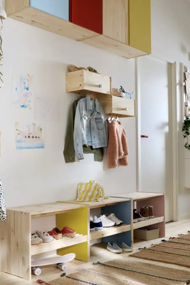Petite entrée d'appartement maison familiale ambiance ludique meuble en bois relookés IKEA idée à copier Petite entrée d'appartement maison familiale ambiance ludique meuble en bois relookés IKEA idée à copier