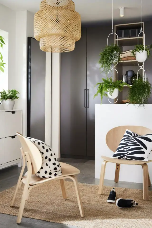 Séparer entrée du salon muret bas blanc avec plantes vertes suspendues jardinières IKEA idée déco moderne Séparer entrée du salon muret bas blanc avec plantes vertes suspendues jardinières IKEA idée déco moderne