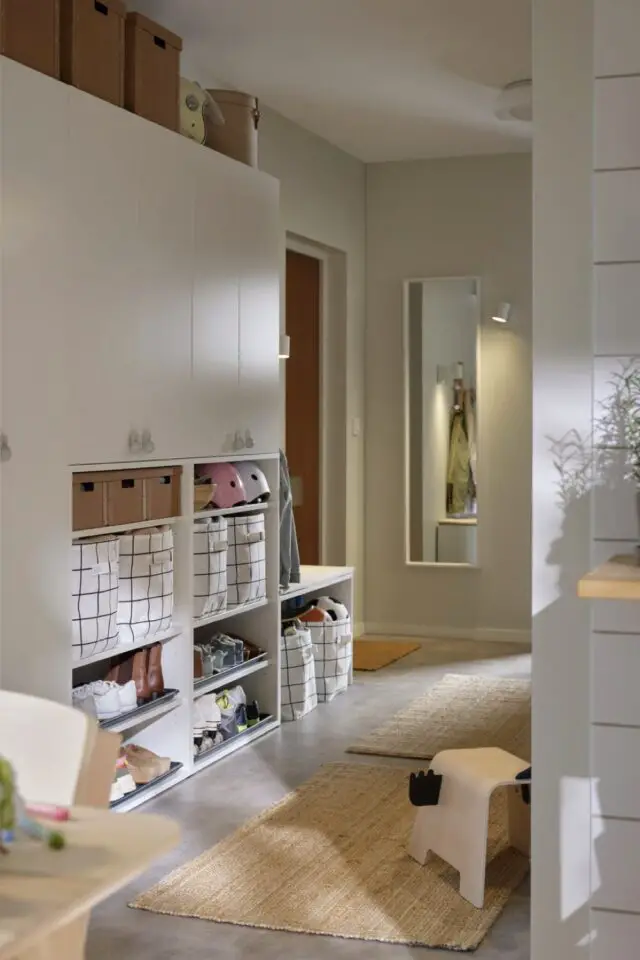 Grand meuble de rangement IKEA pour une petite entrée étroite d'appartement porte étagères panier et banc Grand meuble de rangement IKEA pour une petite entrée étroite d'appartement porte étagères panier et banc
