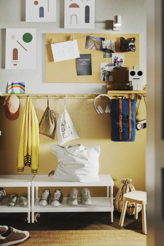 décoration et aménagement petite entrée moderne et colorée IKEA déco murale tableau en liège relooké patère en bois soubassement jaune et rangement chaussures simple décoration et aménagement petite entrée moderne et colorée IKEA déco murale tableau en liège relooké patère en bois soubassement jaune et rangement chaussures simple