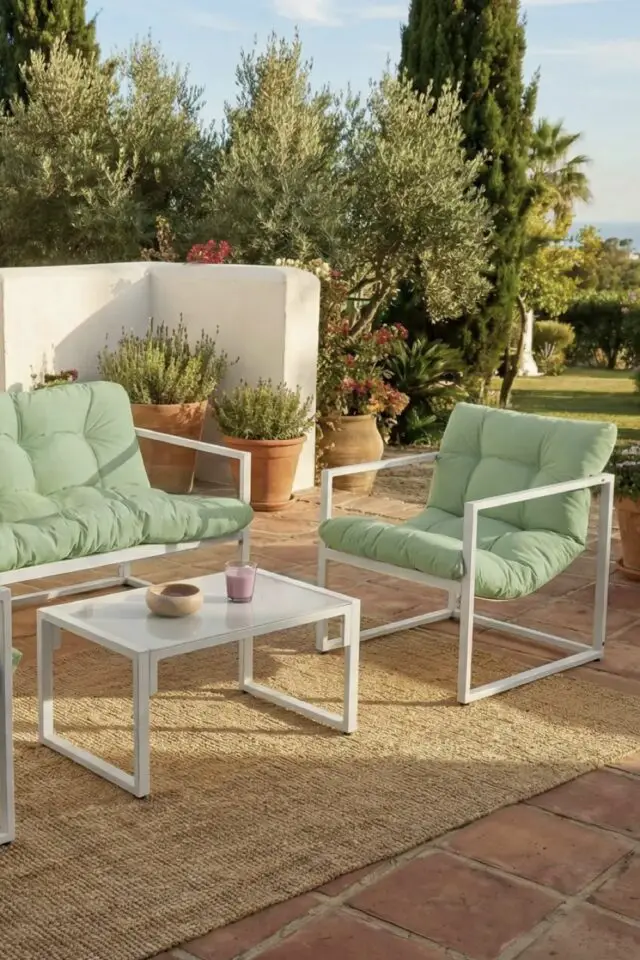 Ensemble de salon de jardin avec table 4 places GARDA armature métal blanc et coussin Vert Ensemble de salon de jardin avec table 4 places GARDA armature métal blanc et coussin Vert