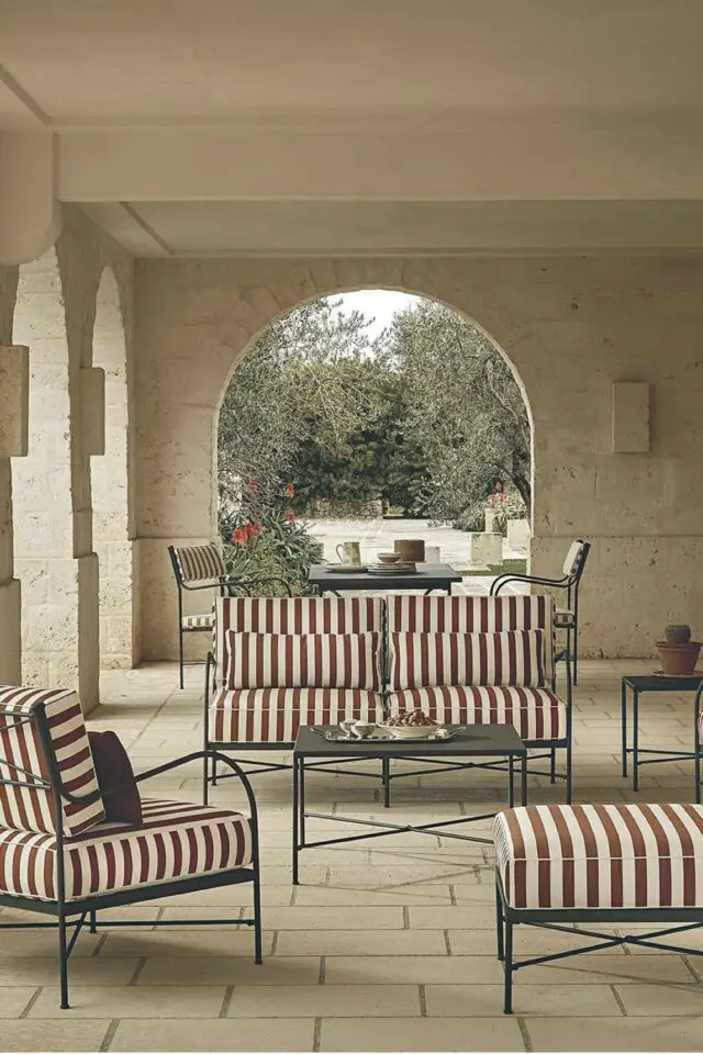 Ambiance dolce vita luxe salon de jardin design italien Canapé Igea en fer deux places avec coussins tissu rayé rouge et blanc Ambiance dolce vita luxe salon de jardin design italien Canapé Igea en fer deux places avec coussins tissu rayé rouge et blanc