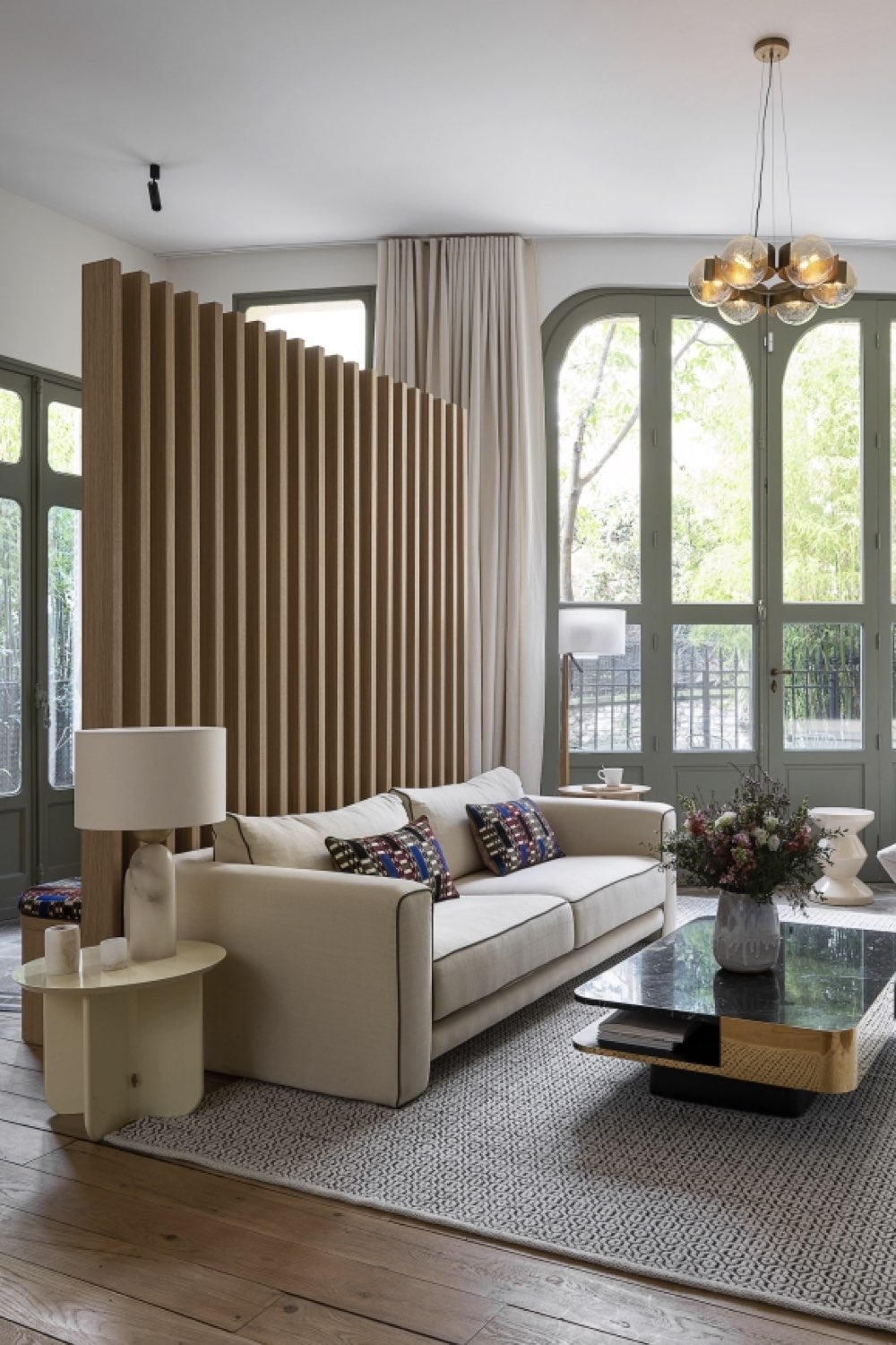 aménagement intérieur séparation entrée salon mobilier sur mesure banquette et claustra bois qui met en valeur la hauteur sous plafond aménagement intérieur séparation entrée salon mobilier sur mesure banquette et claustra bois qui met en valeur la hauteur sous plafond
