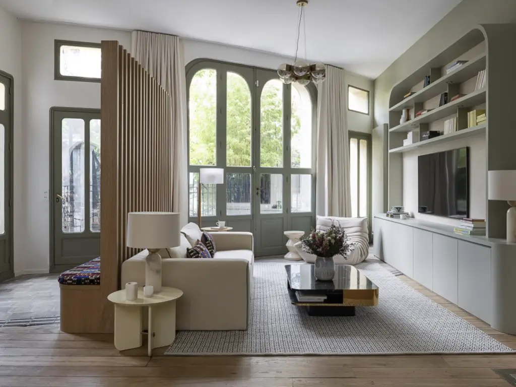 petit salon ouvert maison élégante et moderne claustra sur-mesure pour séparer l'entrée avec banquette petit salon ouvert maison élégante et moderne claustra sur-mesure pour séparer l'entrée avec banquette
