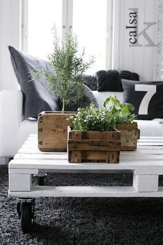 table basse de salon en bois de palette peinte en blanche simple à fabriquer roulettes 