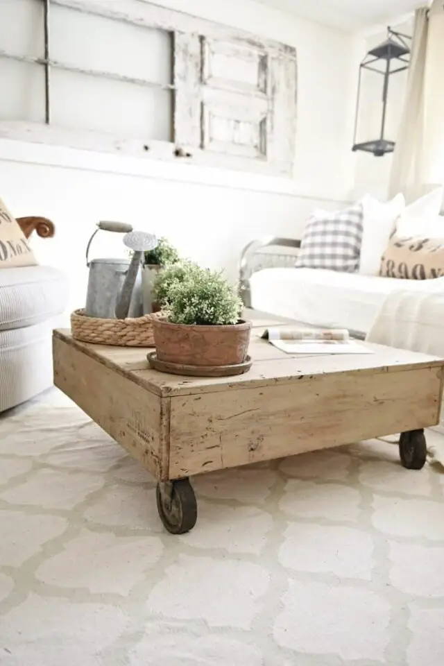 table basse avec du bois de rcup palette simple et chaleureuse sur roulette DIY facile 