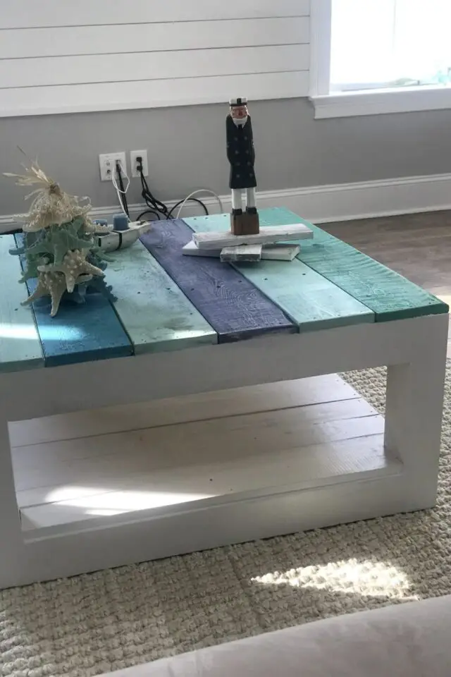 fabriquer une table basse déco pour le salon avec du bois de palette et de la peinture blanche et bleue 