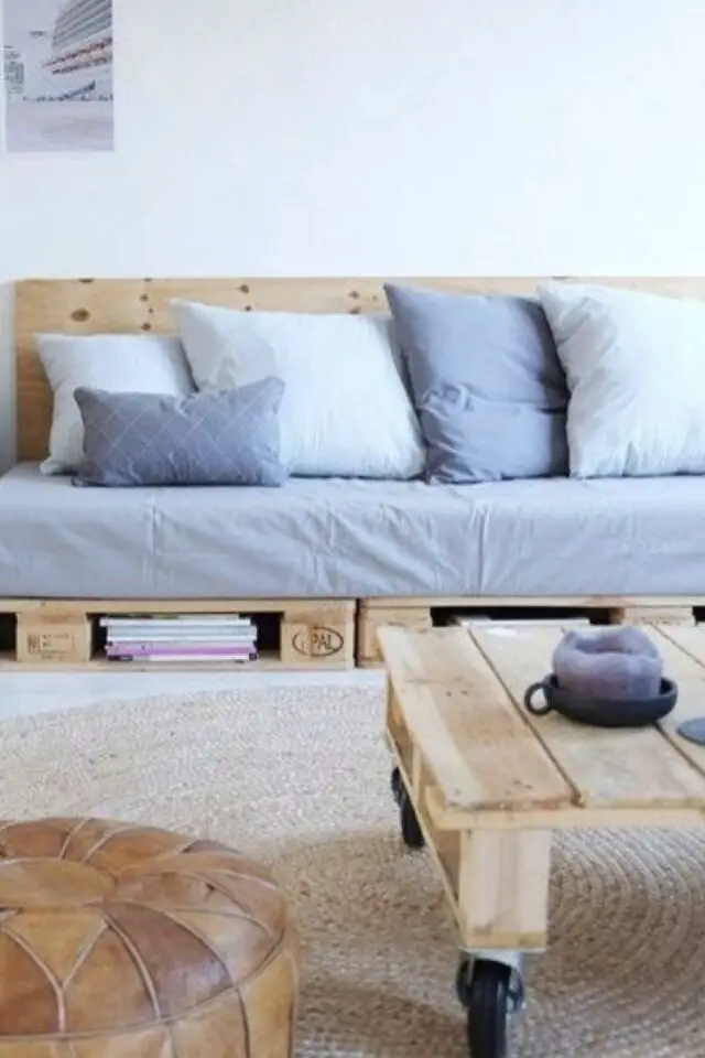 idée salon récup palettes table basse sur roulette et banquette bricolage facile et économique 