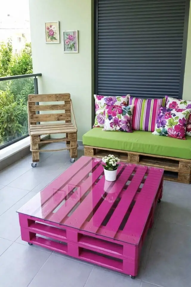 table basse pour le balcon en palette idée facile peinture plateau en verre idée pas cher à faire soi-même 