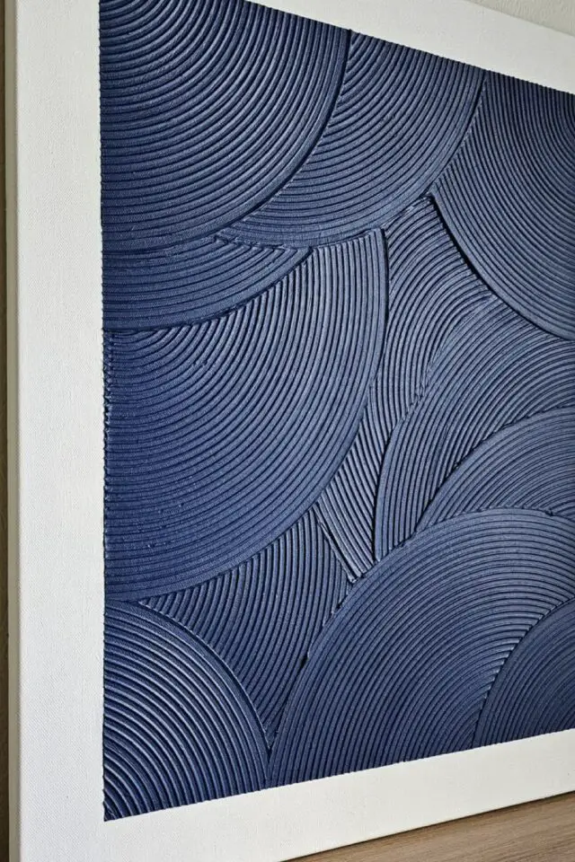 tableau texturé coloré en bleu motif arrondi idée DIY à faire soi-même déco pas cher 