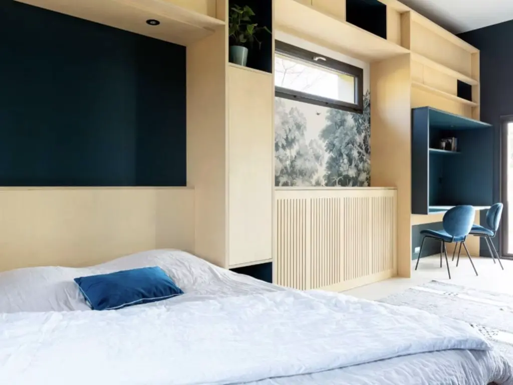 chambre d'amis polyvalente avec lit escamotable espace bureau bois et bleu meuble sur mesure architecture intérieure chambre d'amis polyvalente avec lit escamotable espace bureau bois et bleu meuble sur mesure architecture intérieure