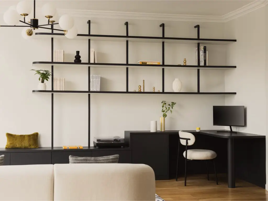 bureau installé dans le salon mobilier sur-mesure conçu par un architecte d'intérieur espace TV bibliothèque et espace de travail d'angle noir bureau installé dans le salon mobilier sur-mesure conçu par un architecte d'intérieur espace TV bibliothèque et espace de travail d'angle noir