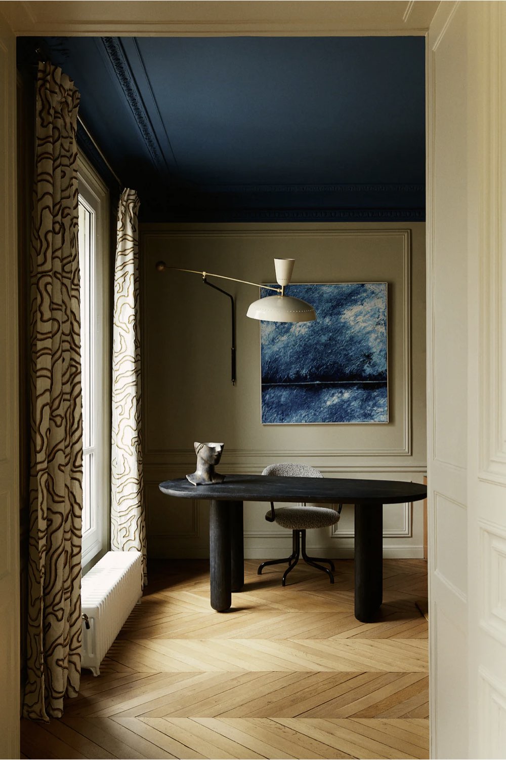 Bureau aux formes organiques design noir espace de travail à domicile haut de gamme moulures en ton sur ton parquet pointe de Hongrie rideaux motifs abstraits Bureau aux formes organiques design noir espace de travail à domicile haut de gamme moulures en ton sur ton parquet pointe de Hongrie rideaux motifs abstraits