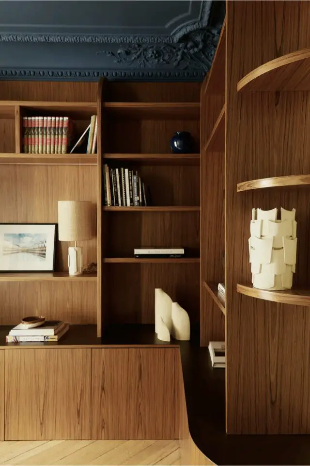 bureau fermé haut de gamme et élégant plafond peint en bleu nuit couleur mate meuble bibliothèque en noyer sur mesure angles arrondis bureau fermé haut de gamme et élégant plafond peint en bleu nuit couleur mate meuble bibliothèque en noyer sur mesure angles arrondis