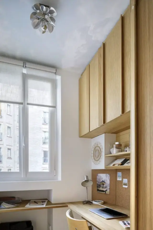meuble bureau en bois qui donne l'impression d'être sur mesure espace de travail fermé dans un petit appartement de 35m2
