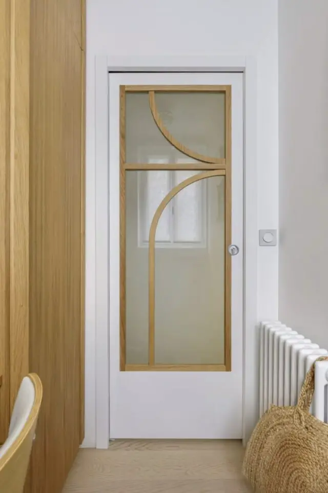 porte sur mesure en verre dépoli et chêne pour faire passer la lumière du bureau dans le couloir porte sur mesure en verre dépoli et chêne pour faire passer la lumière du bureau dans le couloir