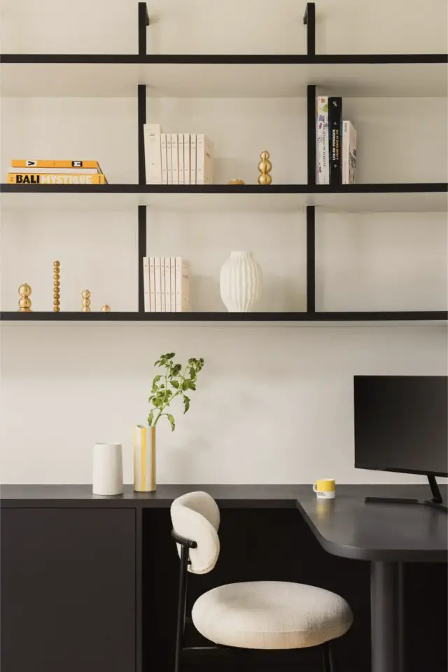 Bureau d'angle sur-mesure dans le salon architecture intérieure idée à copier ambiance moderne et graphique élégante contraste noir blanc Bureau d'angle sur-mesure dans le salon architecture intérieure idée à copier ambiance moderne et graphique élégante contraste noir blanc