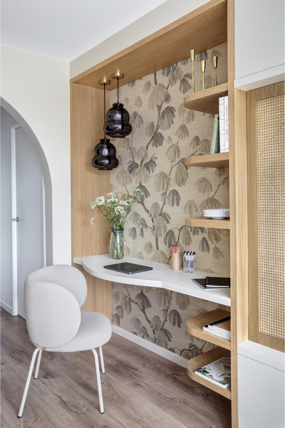 architecture intérieure appartement aménagement coin bureau dans une pièce ouverte papier peint meuble sur-mesure avec étagères aux angles arrondis architecture intérieure appartement aménagement coin bureau dans une pièce ouverte papier peint meuble sur-mesure avec étagères aux angles arrondis
