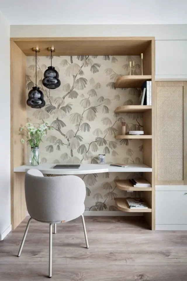 Bureau haut de gamme dans le salon séjour d'un appartement meuble bois papier peint luminaire Bureau haut de gamme dans le salon séjour d'un appartement meuble bois papier peint luminaire