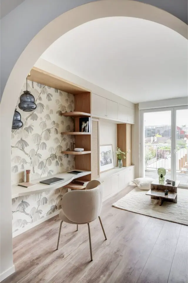 pièce de vie en longueur dans un appartement salon et bureau meuble sur-mesure espace de travail haut de gamme pièce de vie en longueur dans un appartement salon et bureau meuble sur-mesure espace de travail haut de gamme