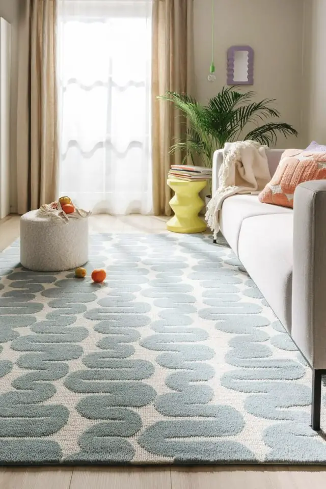 entretien tapis à poil ras deux couleurs bleu ciel et blanc design salon moderne ambiance douce canapé gris benuta.fr entretien tapis à poil ras deux couleurs bleu ciel et blanc design salon moderne ambiance douce canapé gris