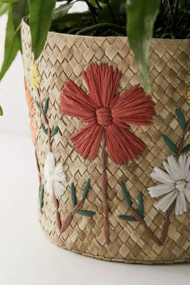 idée relooking panier en bambou tressé broderie fleurs DIY facile à copier idée relooking panier en bambou tressé broderie fleurs DIY facile à copier