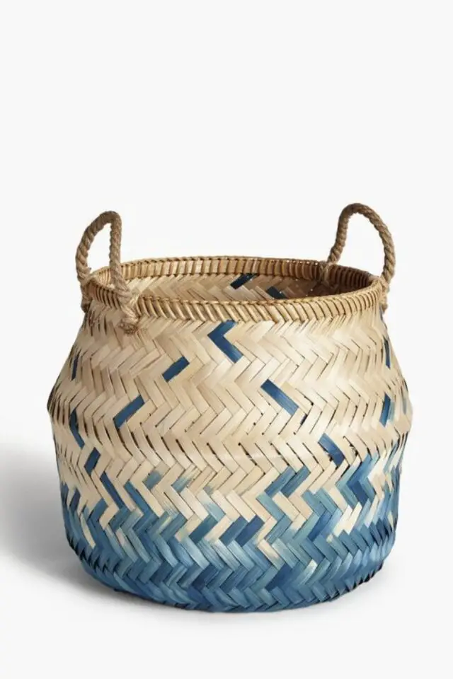déco DIY panier en fibres naturelles customisé teinture bleu idée DIY bricolage estival déco DIY panier en fibres naturelles customisé teinture bleu idée DIY bricolage estival