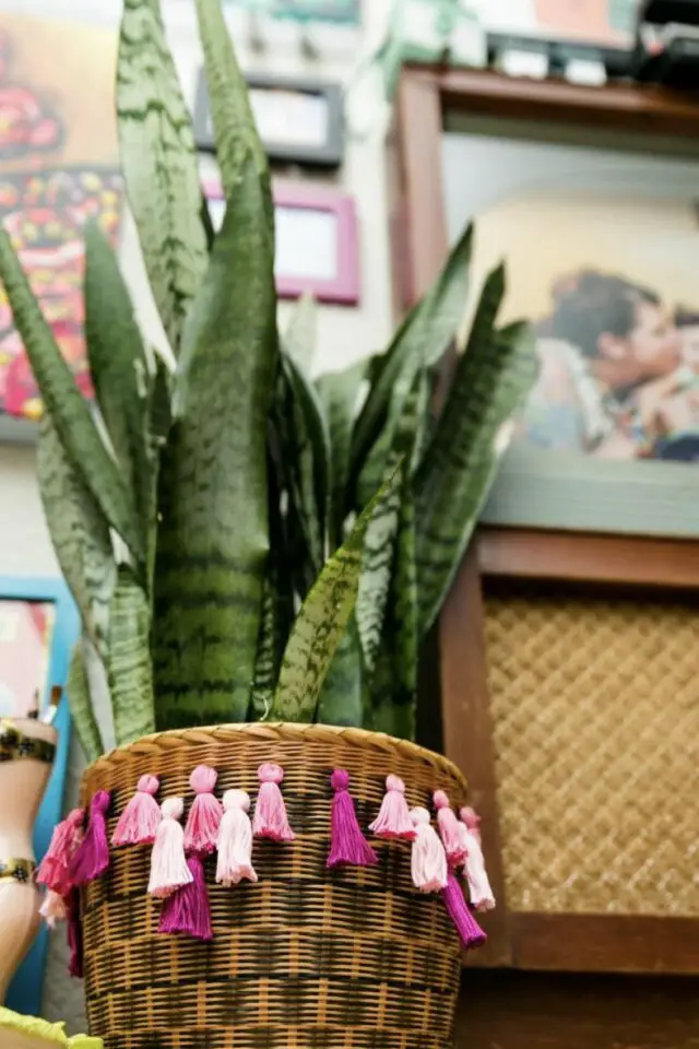 déco à faire soi-même facile relooker panier en osier avec des pompons coloré idée cache-pot plantes déco à faire soi-même facile relooker panier en osier avec des pompons coloré idée cache-pot plantes