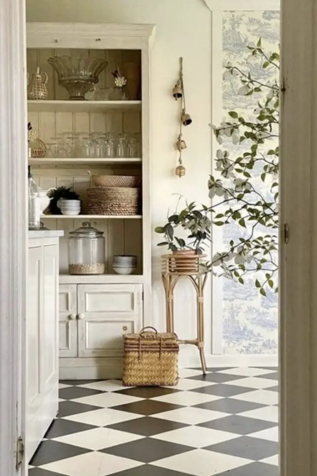 inspiration maison provençale ambiance vacances dans le sud belle demeure cuisine sol damier noir et blanc meuble ancien peint vaisselier inspiration maison provençale ambiance vacances dans le sud belle demeure cuisine sol damier noir et blanc meuble ancien peint vaisselier