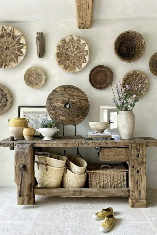 maison provençale idée décoration murale au dessus console ancien établi vase en poterie artisanale mur à la chaux poutre au plafond maison provençale idée décoration murale au dessus console ancien établi vase en poterie artisanale mur à la chaux poutre au plafond