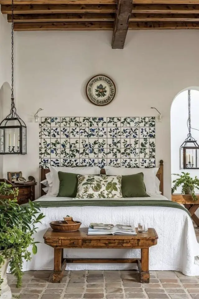 chambre adulte style maison provençale mur blanc poutres en bois au plafond tête de lit effet carrelage ancien linge de lit blanc et vert naturel bout de lit banc en bois tomettes en terre cuite au sol chambre adulte style maison provençale mur blanc poutres en bois au plafond tête de lit effet carrelage ancien linge de lit blanc et vert naturel bout de lit banc en bois tomettes en terre cuite au sol