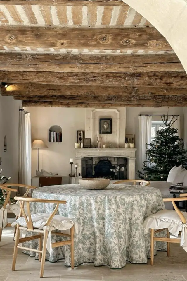 belle demeure style provençal poutres anciennes au plafond arche encadrement cintré entre les pièce vieille cheminée en pierre table de salle à manger ronde avec jolie nappe motuf végétal sur fond blanc belle demeure style provençal poutres anciennes au plafond arche encadrement cintré entre les pièce vieille cheminée en pierre table de salle à manger ronde avec jolie nappe motuf végétal sur fond blanc