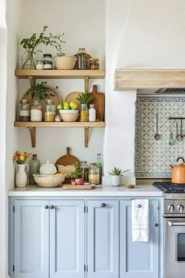 cuisine ancienne modernisée demeure provençale idée décoration étagère en bois ancienne cheminée transformée en hotte piano de cuisson style ancien meuble contemporain bleu ciel cuisine ancienne modernisée demeure provençale idée décoration étagère en bois ancienne cheminée transformée en hotte piano de cuisson style ancien meuble contemporain bleu ciel