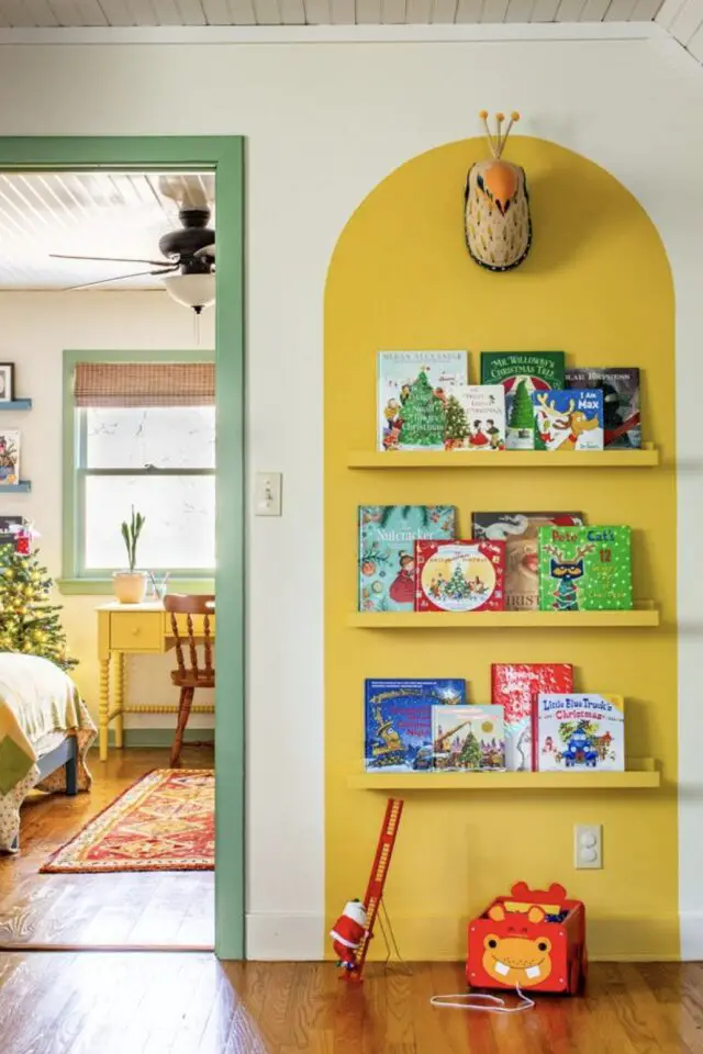 chambre enfant ludique idée décoration murale arche peinte en jaune étagère poser les livres trophée oiseau peinture encadrement porte mur blanc chambre enfant ludique idée décoration murale arche peinte en jaune étagère poser les livres trophée oiseau peinture encadrement porte mur blanc