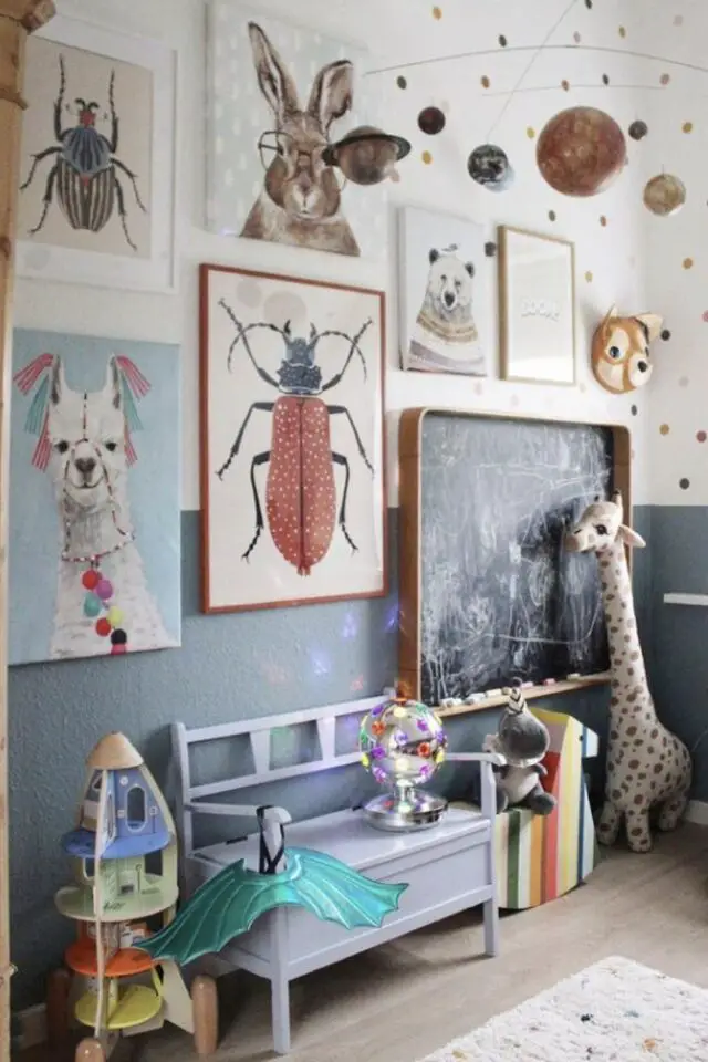 galerie murale ludique déco chambre enfant garçon affiches animaux et insectes encadrées tableau noir craie soubassement peinture galerie murale ludique déco chambre enfant garçon affiches animaux et insectes encadrées tableau noir craie soubassement peinture