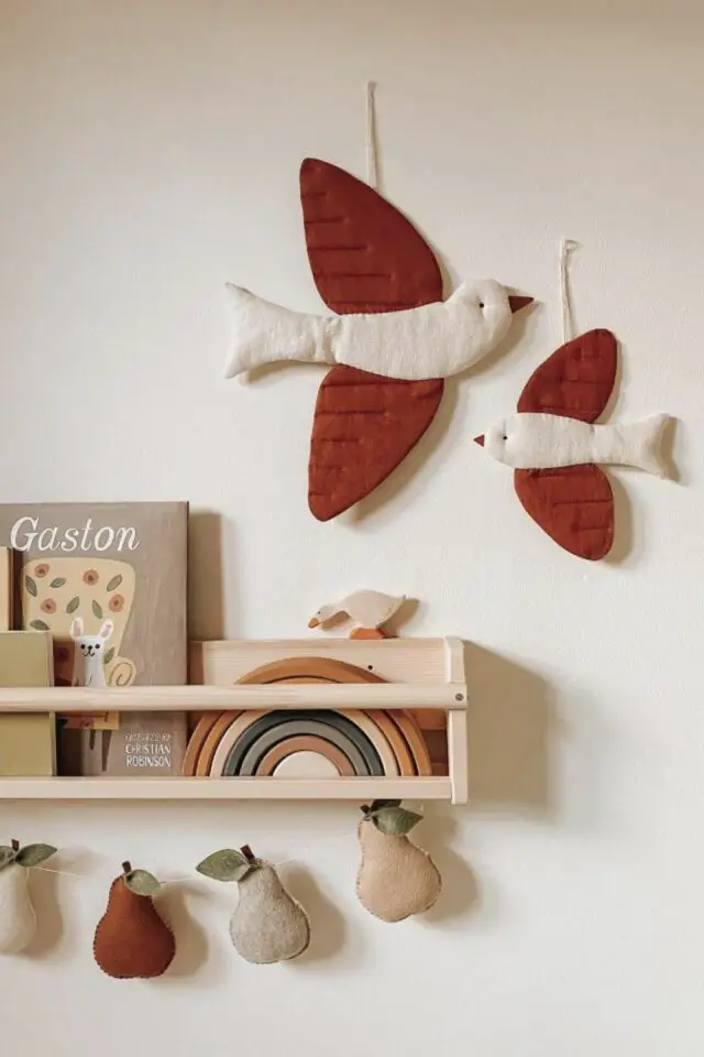 chambre bébé décoration murale tendance étagère IKEA oiseaux à suspendre couture guirlande poire colorée douceur chambre bébé décoration murale tendance étagère IKEA oiseaux à suspendre couture guirlande poire colorée douceur