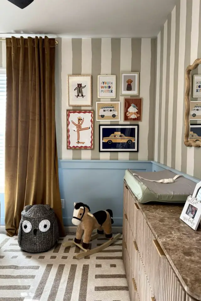 papier peint tendance chambre garçon rayures beige et blanc soubassement bleu galerie cadres poster ludiques papier peint tendance chambre garçon rayures beige et blanc soubassement bleu galerie cadres poster ludiques