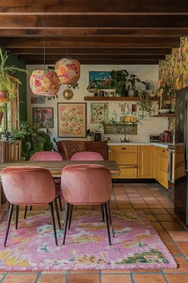 exemple salle à manger cuisine ouvertes style whimsical poutres et plafond en bois suspension motif coloré tapis rose chaise de table velours papier peint mur accent plantes vertes 