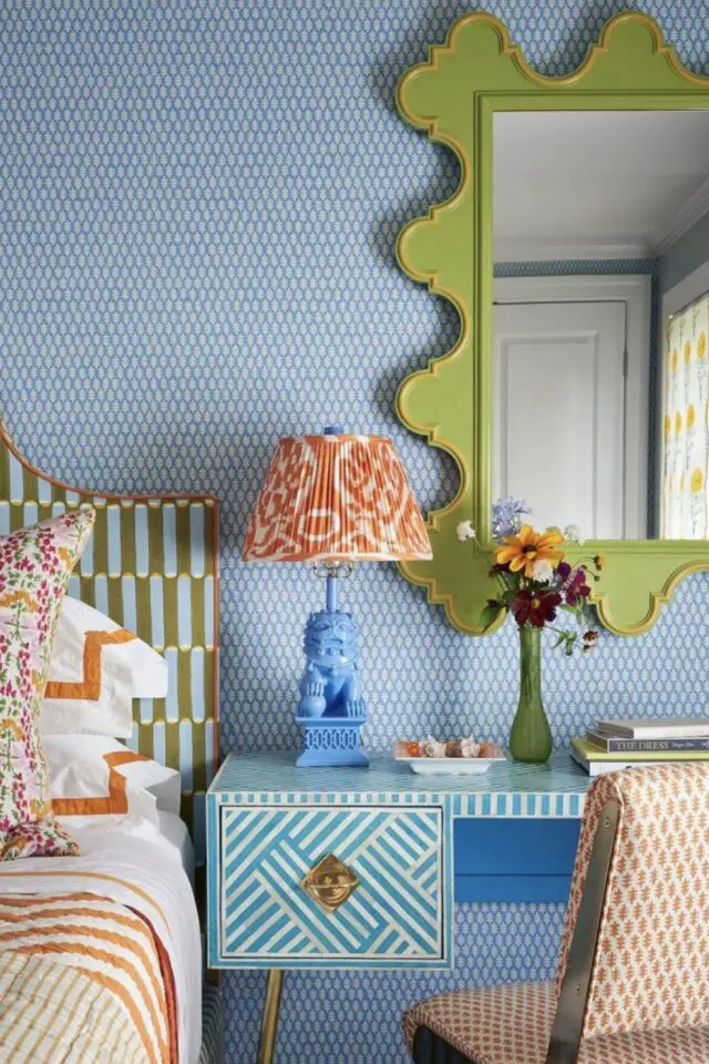 décoration chambre adulte style whimsical papier peint bleu petit motif nid d'abeille miroir ancien vert bureau coiffeuse relookée motif graphique tâte de lit colorée et originale linge de lit rayé 