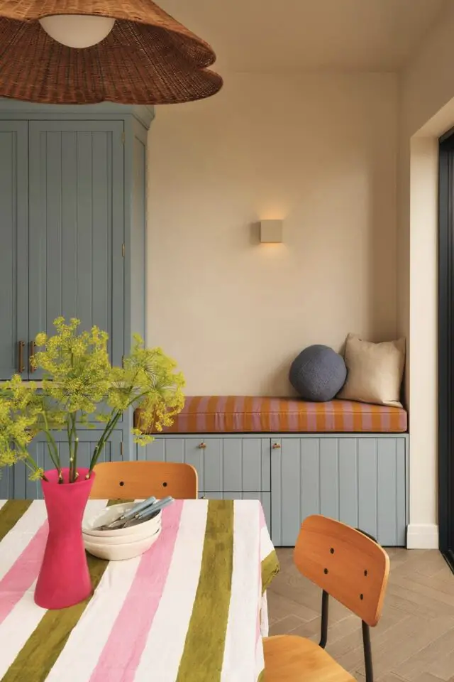salle à manger déco whimsical exemple nappe rayée blanc rose et vert chaise vintage coin banquette et meuble placard sur mesure bleu  
