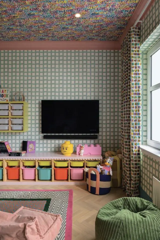 salle de jeux pour enfant ambiance whimsical plafond papier peint moulure rose mur à carreaux vert et blanc meuble IKEA tapis moderne pouf poire 