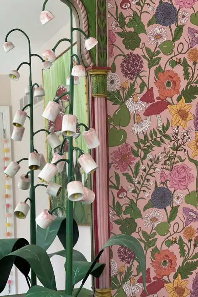 détail déco style whimsical papier peint fleur stylisée sur fond rose lampe fantaisie originale miroir 