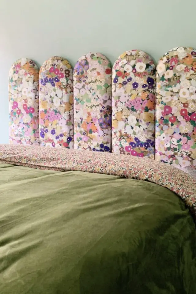tête de lit DIY arrondie en tissus floral idée à copier pour personnaliser la chambre adulte 