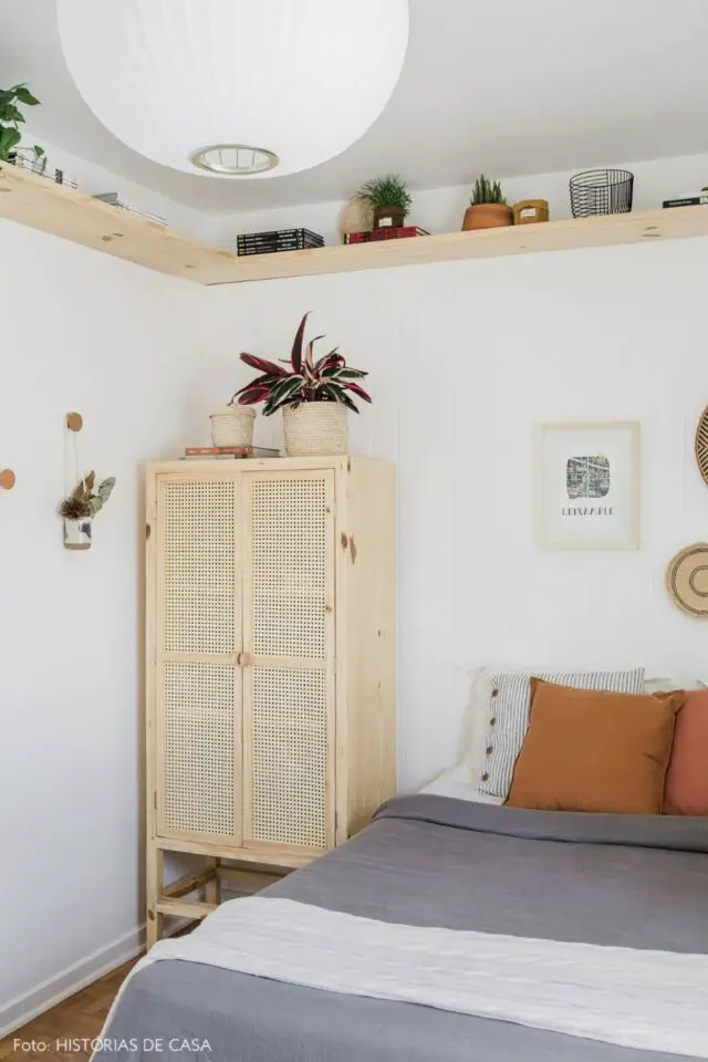décoration murale chambre à faire soi-même bricolage étagère en pin en hauteur pour souligner l'espace 